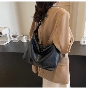 Dettaglio della borsa tote vintage nera indossata con grande capacità e stile