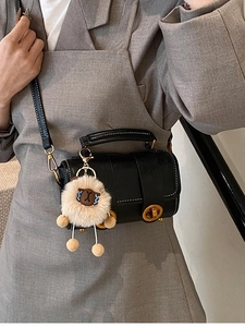 Vintage Maillard PU Leder Boston Tasche Kleine Crossbody Umhängetasche Mit Plüsch Lamm Anhänger Gold Schloss Handtasche Damen