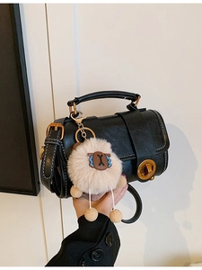Schwarze Boston-Tasche mit goldenem Drehverschluss und süßem Lamm-Anhänger