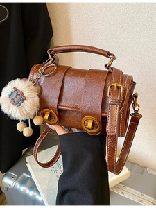 Braune Vintage Boston Umhängetasche für Damen mit Lederstruktur und Plüschkugel-Anhänger
