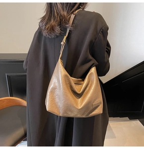 Dettaglio ravvicinato della borsa shopper trapuntata in tonalità terra e pelle PU