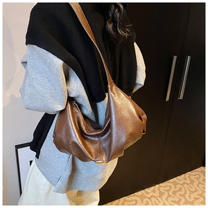 Vue détaillée du sac hobo marron foncé brillant avec sa forme de croissant élégante