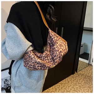 Détail du sac hobo léopard avec bandoulière en cuir et boucle métallique dorée