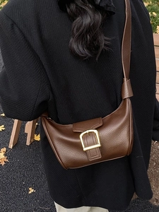 Borsa a mezzaluna in pelle marrone scuro con trama litchi e fibbia dorata