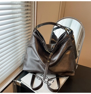 Dunkelbraune matte Leder-Tote-Bag mit goldenen Beschlägen im modernen Business-Layout