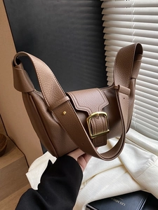 Borsa hobo vintage marrone in pelle martellata con grande fibbia dorata decorativa