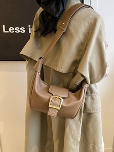 Borsa hobo a mezzaluna in pelle marrone con grande fibbia dorata e tracolla comoda