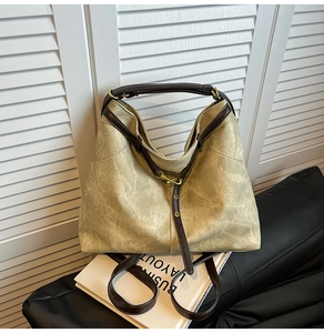 Detail der Vintage-Tragetasche aus beigem Canvas mit braunen Lederriemen und Metallschnallen