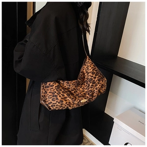 Détail du sac léopard avec texture pelucheuse et surpiqûres en cuir marron