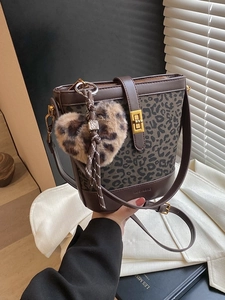 Vintage Leopard Print Matte PU Leather Bucket Bag For Women Retro Fashion Crossbody Shoulder Handbag With Heart Pendant