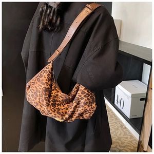 Détail du sac hobo à motif léopard avec bandoulière réglable en cuir marron foncé