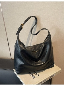 Borsa hobo vintage nera capiente con trama plissettata e dettagli in metallo oro