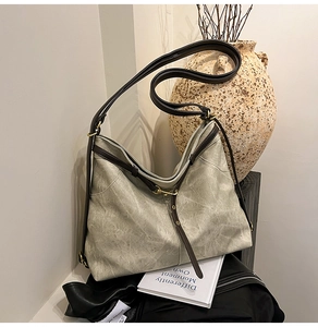 Detailaufnahme der Vintage-Tasche mit graugrüner Textur und präzisen Näharbeiten
