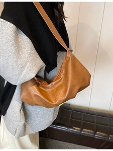 Sac bandoulière vintage en cuir marron brillant avec large sangle et grande capacité
