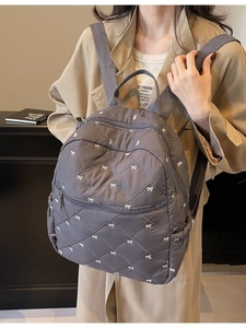 Sac à dos matelassé gris foncé avec motifs de nœuds blancs en nylon imperméable de qualité