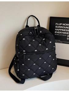 Sac à dos matelassé noir léger pour femmes avec détails brodés de nœuds blancs élégants