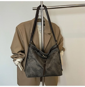 Detailansicht der Vintage-Tasche mit Quastenverzierung und goldener Metallschnalle