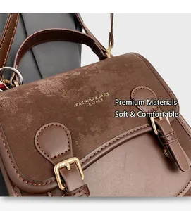 Dettaglio di patchwork in pelle scamosciata e pelle marrone con fibbie dorate