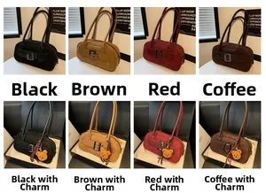 Comparaison de sacs Boston en quatre couleurs avec accessoires de pendentif ours en option
