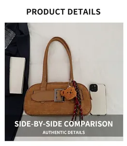 Détail du sac sous le bras en similicuir marron avec breloque ours et écharpe rayée