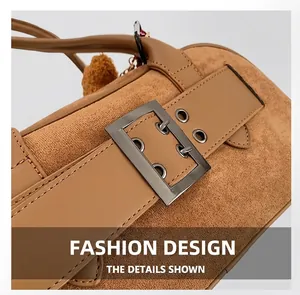 Détail du sac porté épaule marron avec textures mixtes et boucle en argent vintage