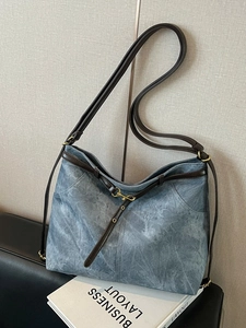 Vintage Tragetasche in gewaschenem Blau mit braunen Riemen und Metallschnalle innen