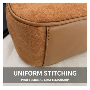 Détail macro du daim marron et de la couture en cuir lisse sur le sac à bandoulière