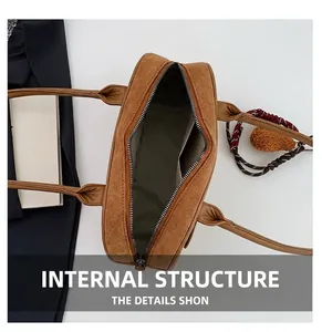 Vue détaillée de l'intérieur spacieux du sac en daim marron avec poche zippée