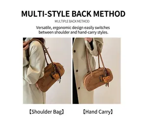 Sac à bandoulière en daim marron avec boucles et breloque ours en deux styles de porté