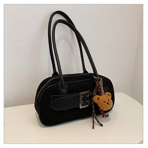 Détail du sac hobo en daim noir avec boucle argentée et charmant petit ours en peluche