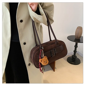 Sac sous l'aisselle rétro marron foncé en daim avec charm ours et détail de boucle