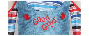 Detail van het Good Guys-borduurwerk op een denim overall met gestreepte mouwen en knopen
