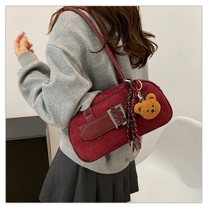 Détails du sac Boston bordeaux en daim avec lanières et charm ours brun en peluche