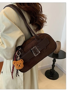 Sac à épaule vintage en daim marron foncé avec pendentif ours et boucle décorative