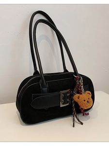Sac bandoulière rétro en daim noir avec grande boucle et joli charm ours en peluche