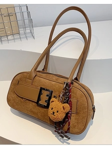 Sac bandoulière cylindrique en daim marron avec pendentif ours et boucles métalliques