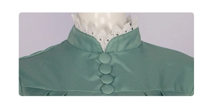Detail van groene meidenjurk met opstaande kraag, witte kantafwerking en stoffen knopen