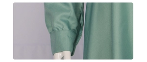 Detail van de groenblauwe meidjurk mouw met stiksel en stevige twill structuur