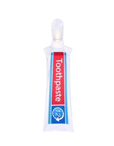 Detail van tandpasta kostuum met witte letters en rood-blauwe graphics voor cosplay feesten