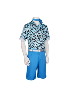 Detail van Ken filmkostuum met blauw shirt met luipaardprint en korte broek met riem