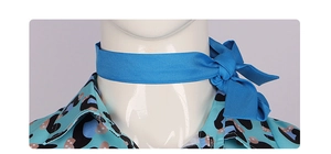 Detailopname van de helderblauwe stoffen sjaal voor de Ken-film cosplay outfit