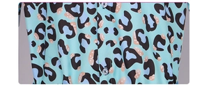 Detail van blauwe luipaardprint stof en parelmoer knopen op Ken cosplay outfit