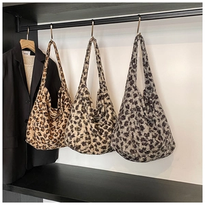 Trois sacs cabas en peluche imprimé léopard en marron, beige et gris-noir pour l'automne