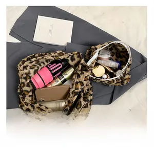 Détail de l'intérieur d'un sac cabas léopard en peluche avec articles de maquillage