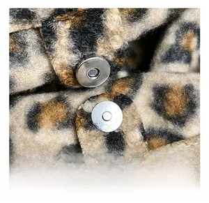 Gros plan d'un sac en peluche léopard avec un fermoir magnétique métallique raffiné
