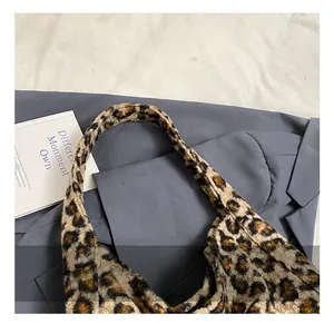 Gros plan du sac cabas en peluche léopard montrant la texture douce de la fausse fourrure