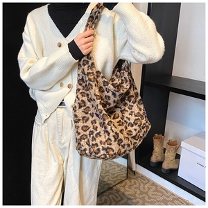 Détail du sac à bandoulière léopard montrant la texture en fausse fourrure et le style hobo