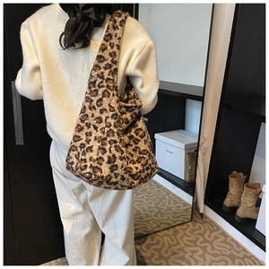 Vue détaillée de la texture peluche léopard et du matériau en fourrure douce d'un grand sac