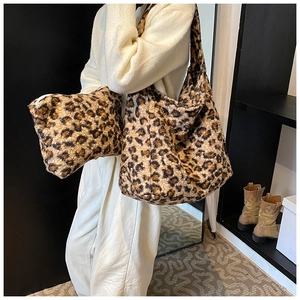Détail de l'ensemble de sacs en peluche léopard avec grand sac hobo et petit pochon