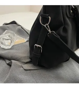 Détails des anneaux en D argentés et des boucles sur le sac fourre-tout noir vintage